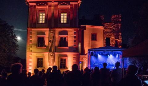 hlavní zámecké podium festivalu Dobršská brána