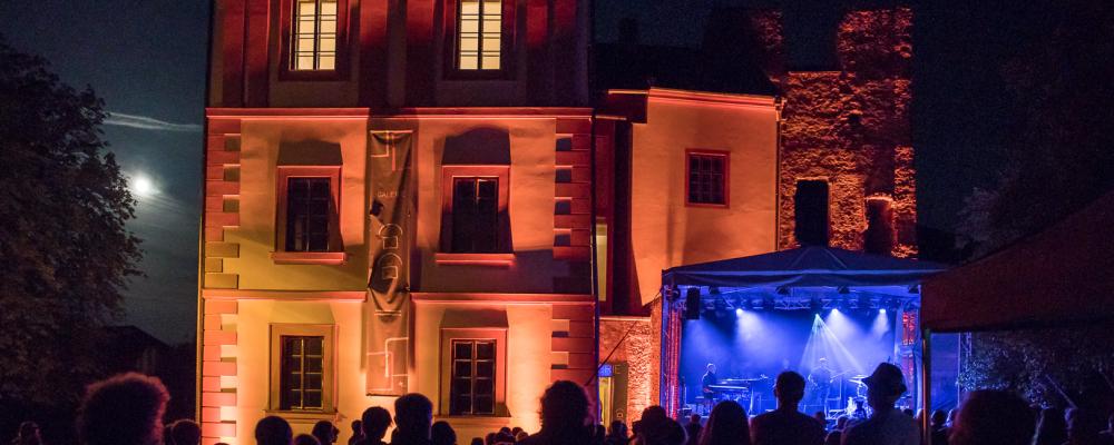 hlavní zámecké podium festivalu Dobršská brána